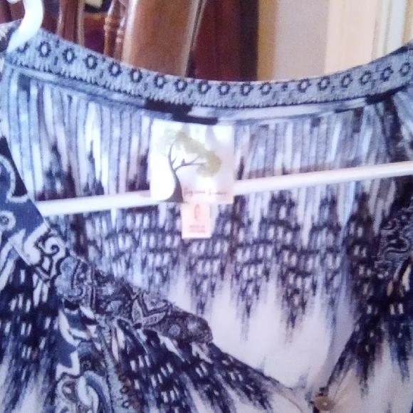 Fig and Flower Navy and Cream Paisley Blouse - Picture 8 of 13